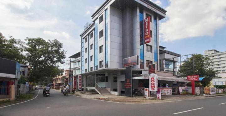 Metro Kochin Business Hotel Exterior foto